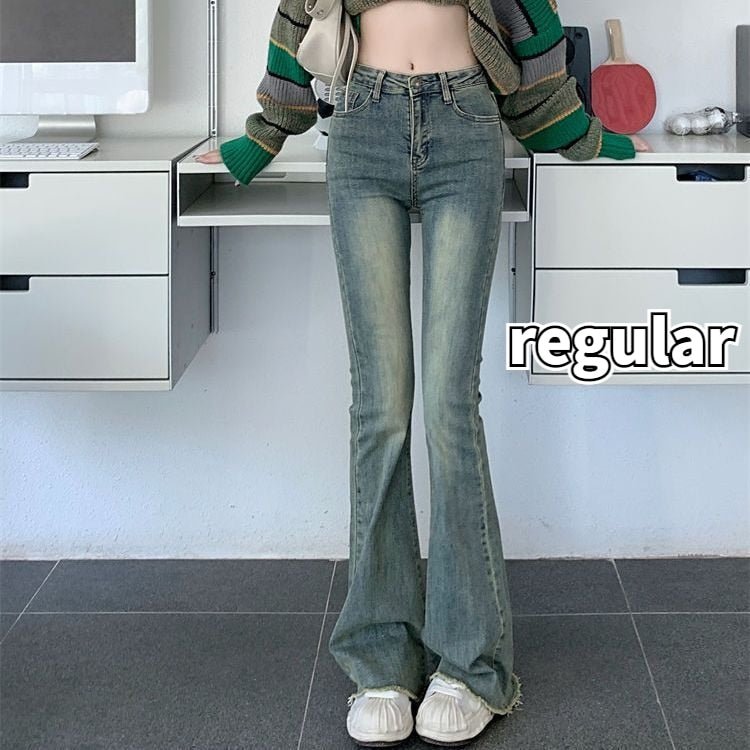 Y2K Flare Jeans: Trendy Vintage-Inspired Denim for a Chic Y2K Aesthetic Look